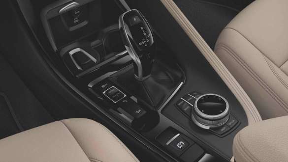 BMW X1 F48, рычаг селектора и центральная консоль BMW X1 F48 LCI, крупный план рычага селектора на центральной консоли