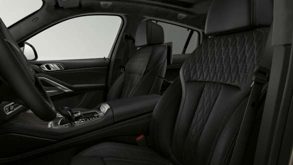 Спортивные сидения BMW X6. Салон BMW X6 с акцентом на спортивные сидения.