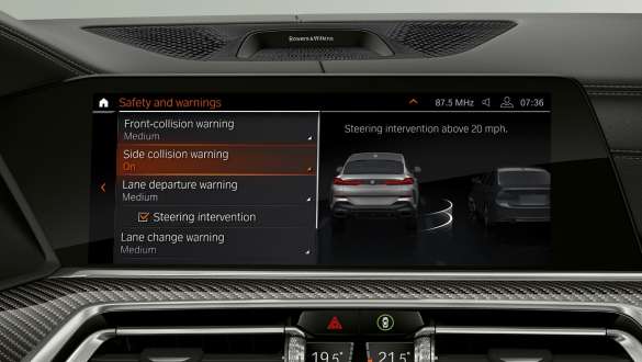 Проекционный дисплей с Driving Assistant Professional. Кабина BMW X6 с видом на Driving Assistant Professional на проекционном дисплее.