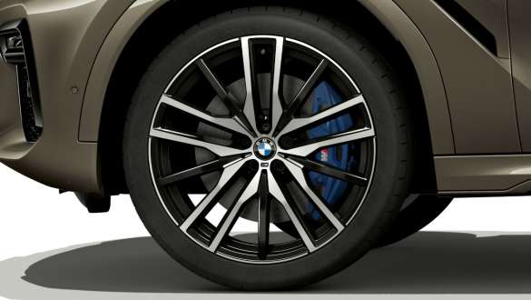 BMW X6 с акцентом на легкосплавные диски. Экстерьер BMW X6 с акцентом на легкосплавные диски.