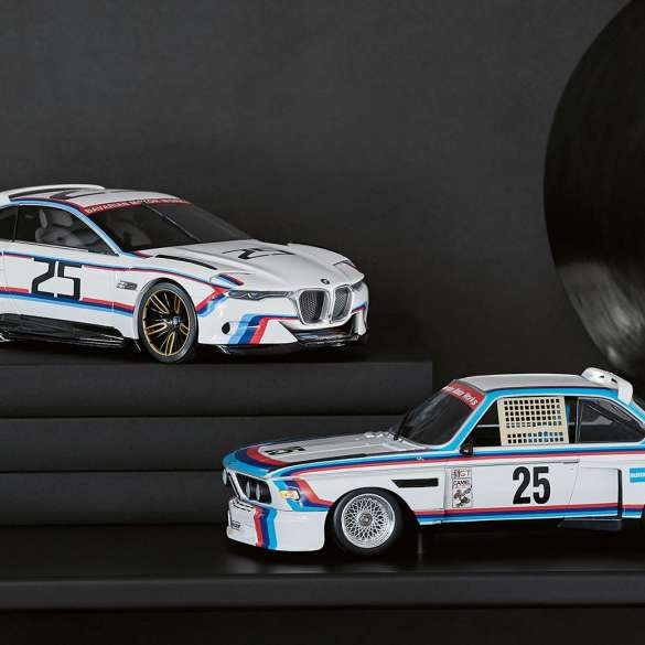 BMW Miniatures. На фотографии изображены две миниатюры BMW.