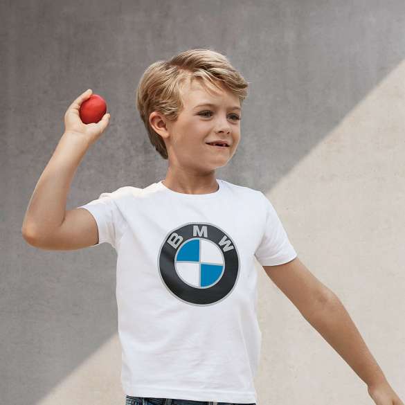 Коллекция BMW Kids. Мальчик носит предметы из коллекции BMW Kids Collection.