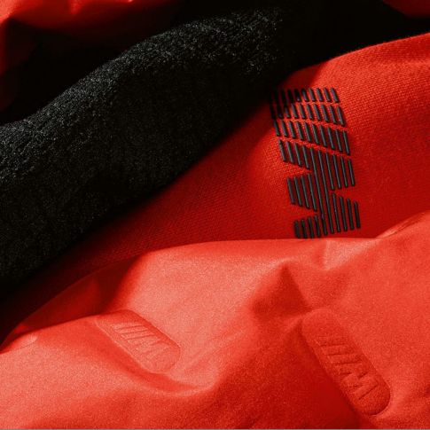 Женская куртка BMW M. На фотографии показаны детали женской куртки BMW M Jacket.