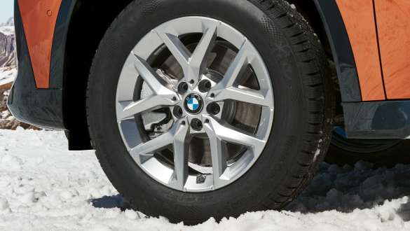 17-дюймовые легкосплавные диски BMW Y-spoke 896 цвета Refined Silver Коллекция осенне-зимних аксессуаров BMW: 17-дюймовые легкосплавные диски BMW Y-spoke 896 цвета Refined Silver