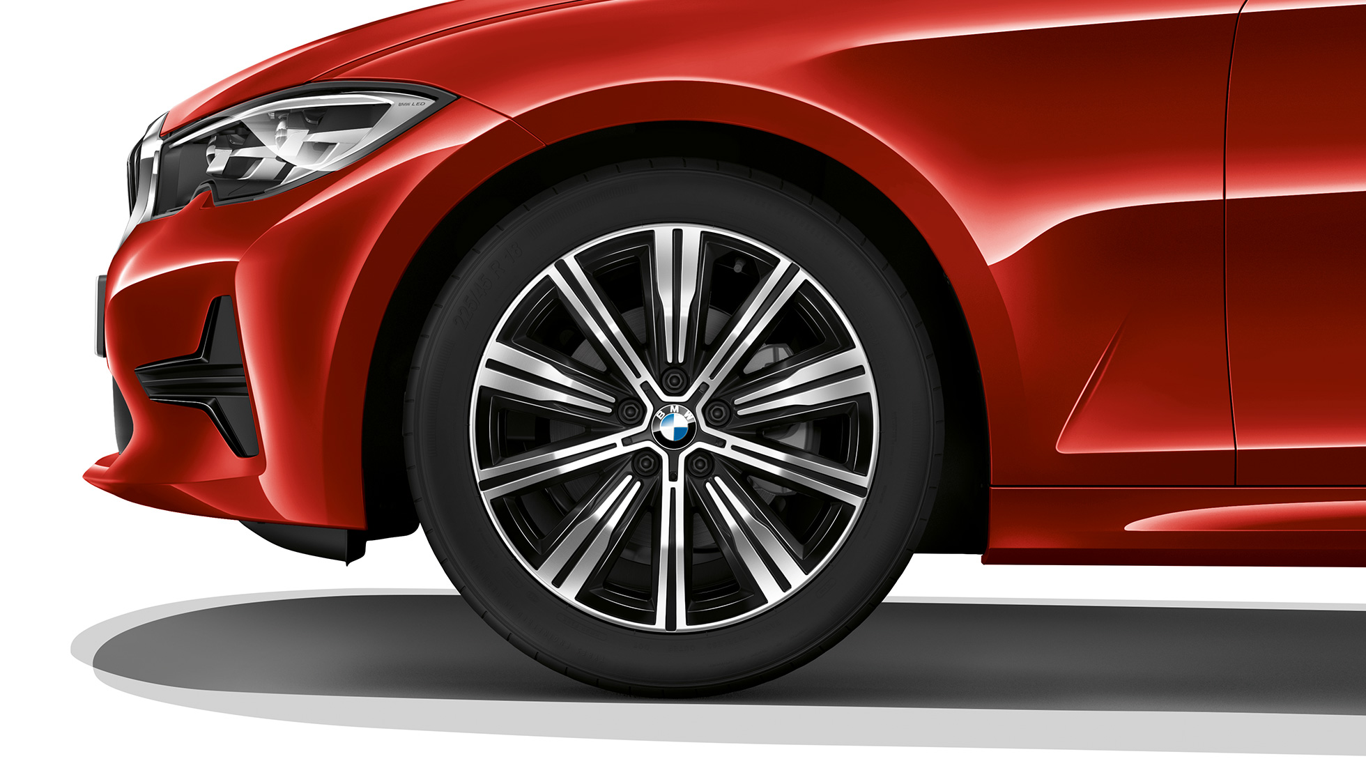 BMW 3 серии Седан, модель Advantage, легкосплавные диски. Крупный план легкосплавных дисков седана BMW 3 серии Advantage.