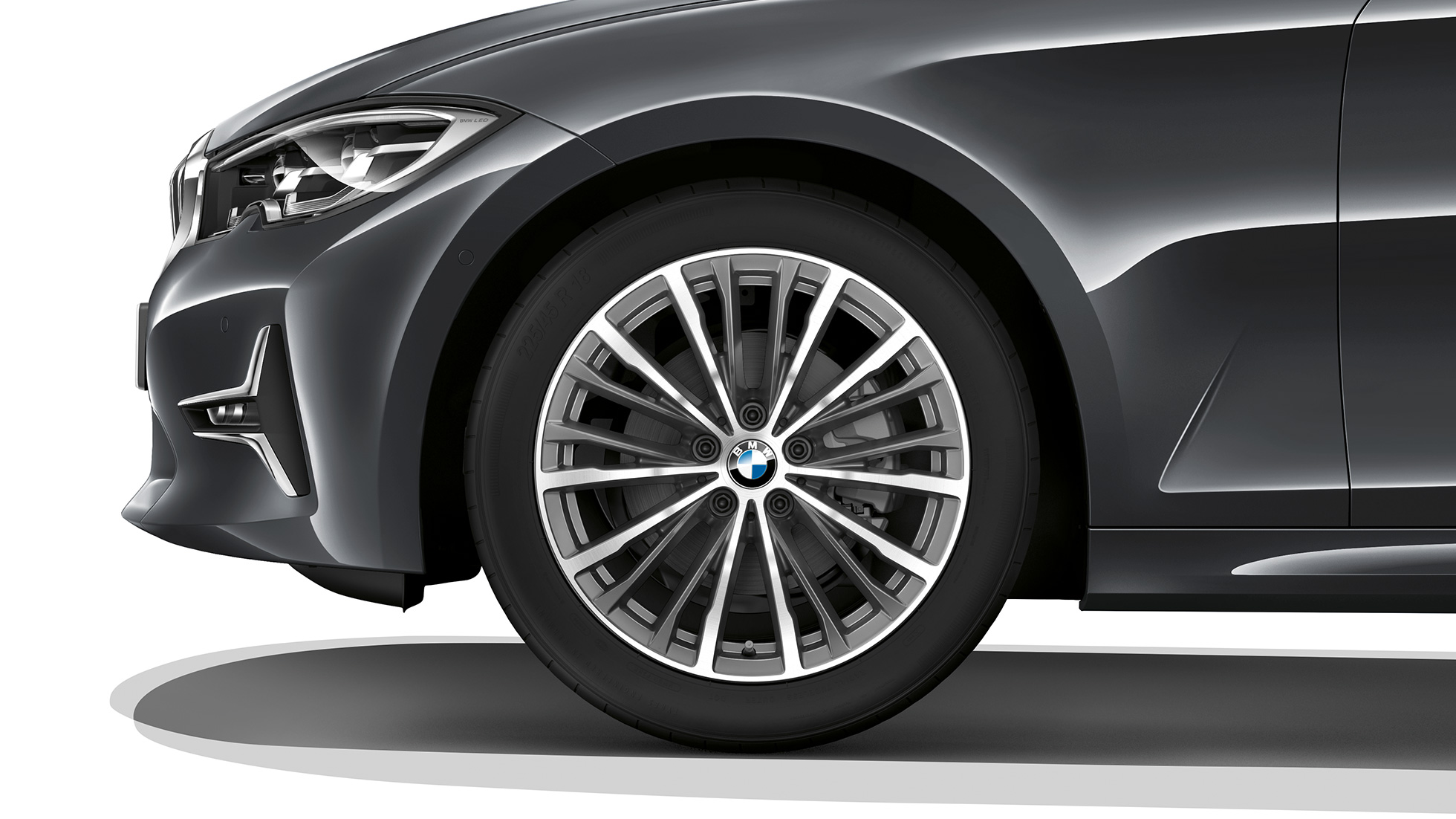 BMW 3 серии Седан, модель Luxury Line, легкосплавные диски. Крупный план легкосплавных дисков седана BMW 3 серии Luxury Line.