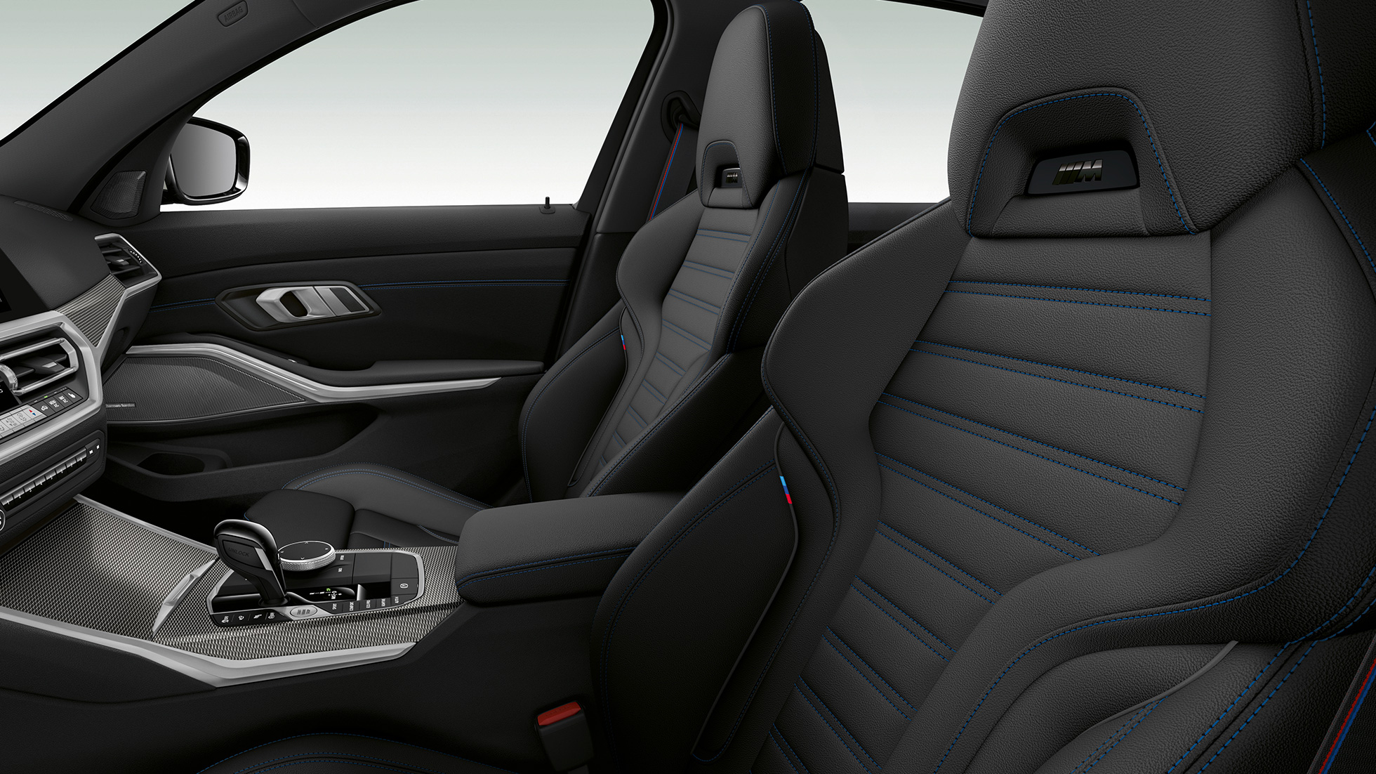 BMW 3 серии Седан M Sport, передние сиденья. Вид сбоку передних сидений седана BMW 3 серии M Sport крупным планом.