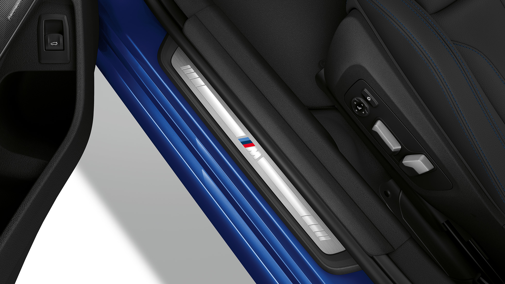 BMW серии 3 Седан M Sport, пороги. Вид сверху на пороги седана BMW 3 серии M Sport.