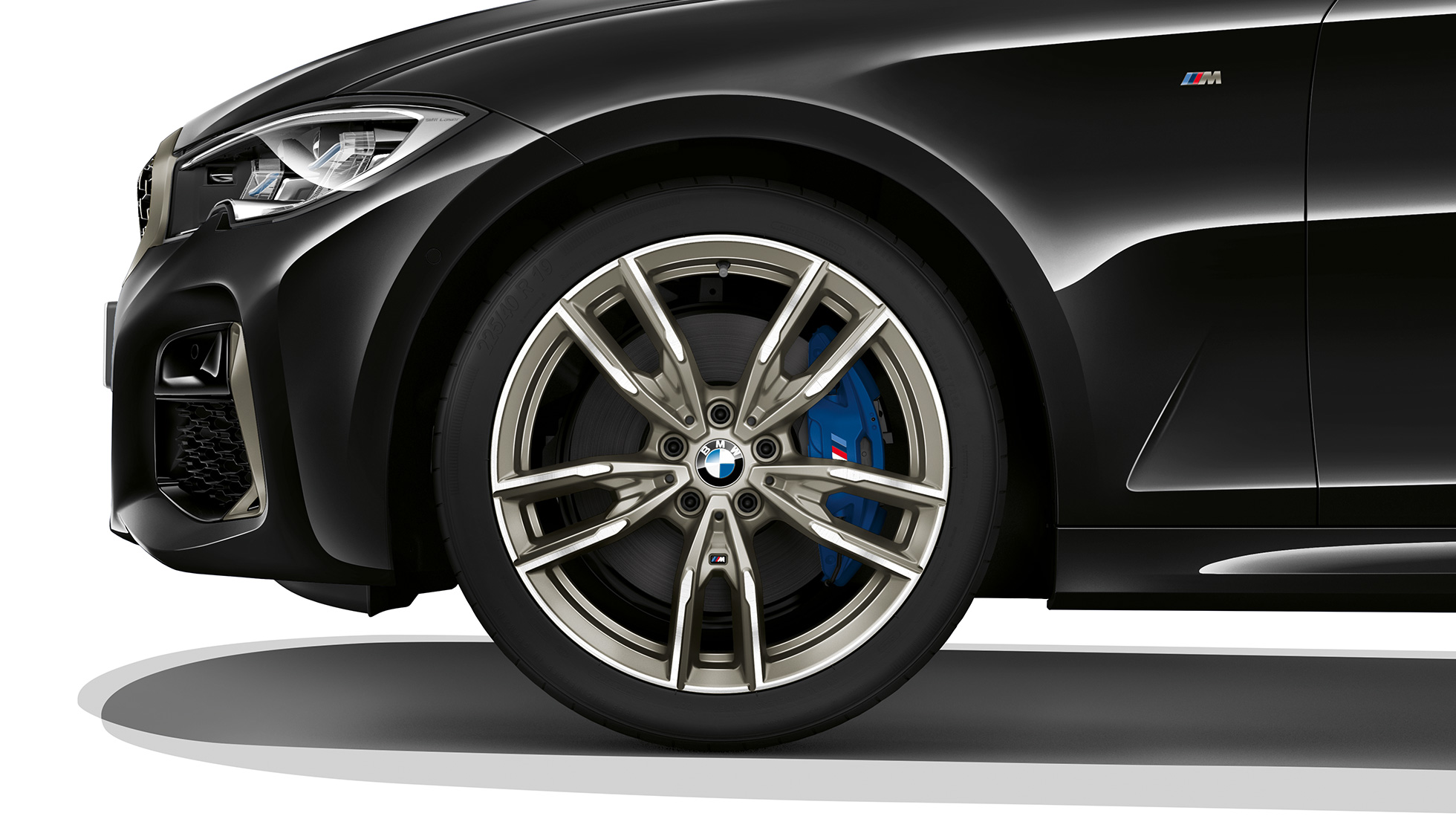 BMW 3 серии Седан M340i xDrive, легкосплавные диски. Крупный план легкосплавных дисков седана BMW 3 серии M340i xDrive.