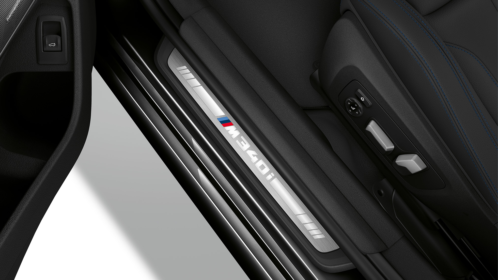 BMW серии 3 Седан M340i xDrive, пороги. Вид сверху на пороги седана BMW 3 серии M340i xDrive.