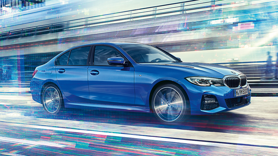 BMW 3 серии Седан (G20), вид в движении сбоку. Снимок в движении седана BMW 3 серии (G20) сбоку днем в городских условиях.
