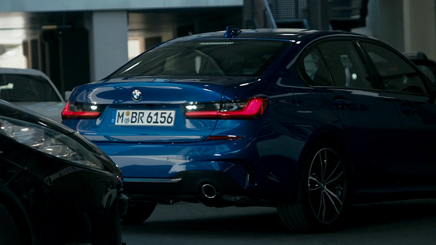 BMW 3 серии Седан (G20), Ассистент заднего хода. Крупный план дисплея салона седана BMW 3 серии (G20) с ассистентом заднего хода.