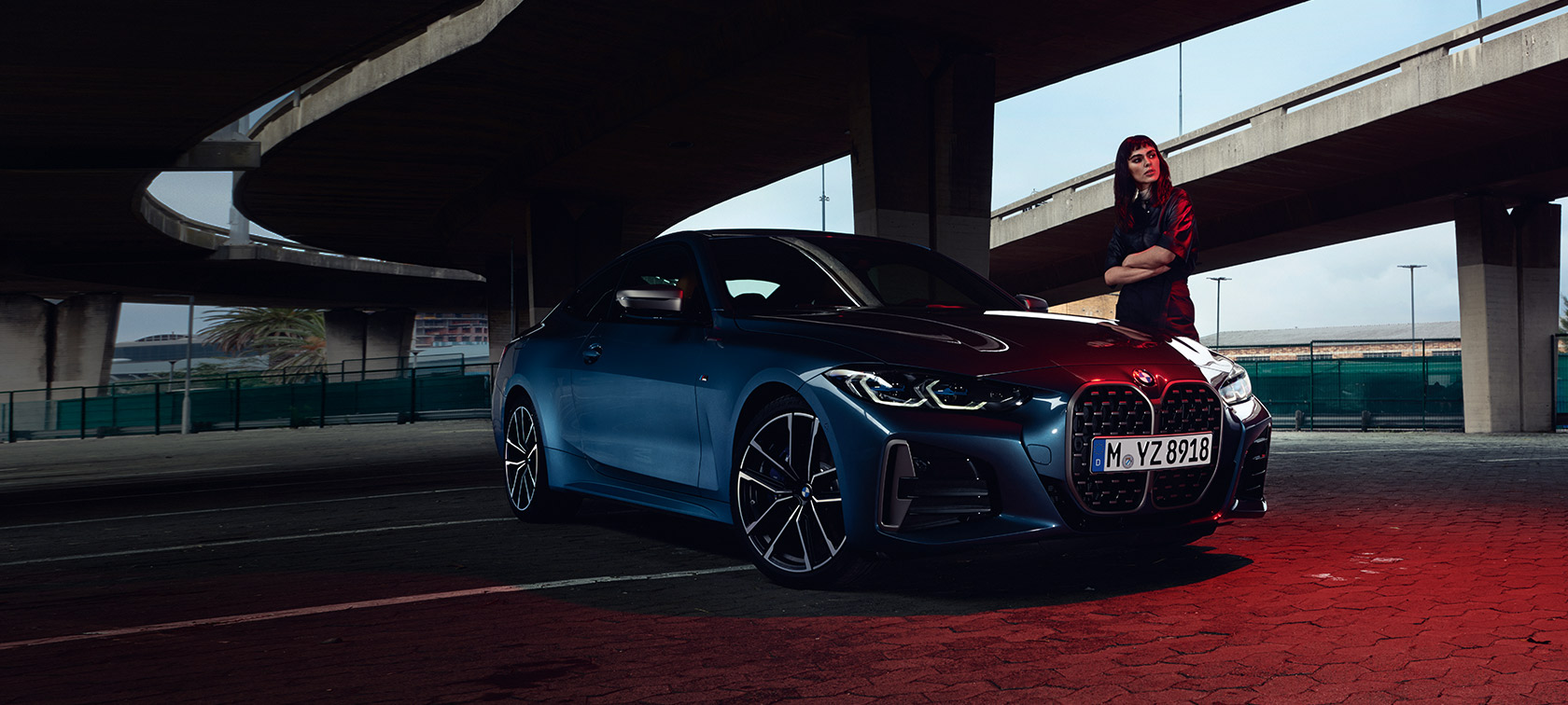 BMW 4 серии Coupe G22 2020 в цвете Arctic Race Blue металлик, вид спереди в три четверти с моделью