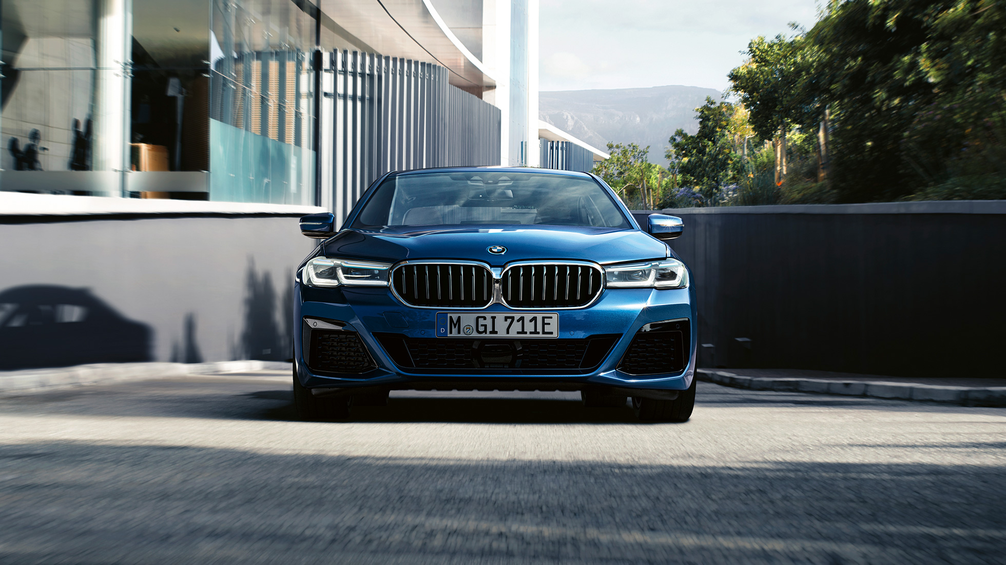 Фирменная решетка радиатора и передний бампер BMW 5 серии G30 Фирменная решетка радиатора и передний бампер BMW 5 серии G30 (рестайлинг 2020 года), цвет «Синий Фитоник», вид спереди крупным планом