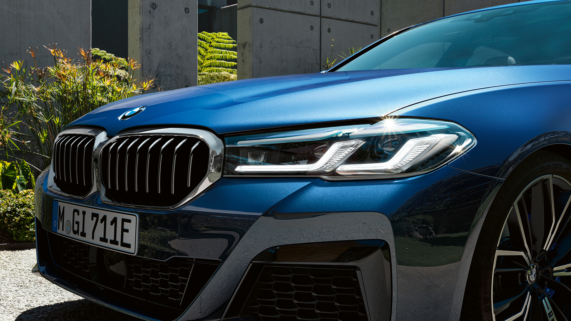 Лазерные фары BMW Laserlight BMW 5 серии G30 Лазерные фары BMW Laserlight BMW 5 серии G30 (рестайлинг 2020 года), цвет «Синий Фитоник», вид спереди крупным планом