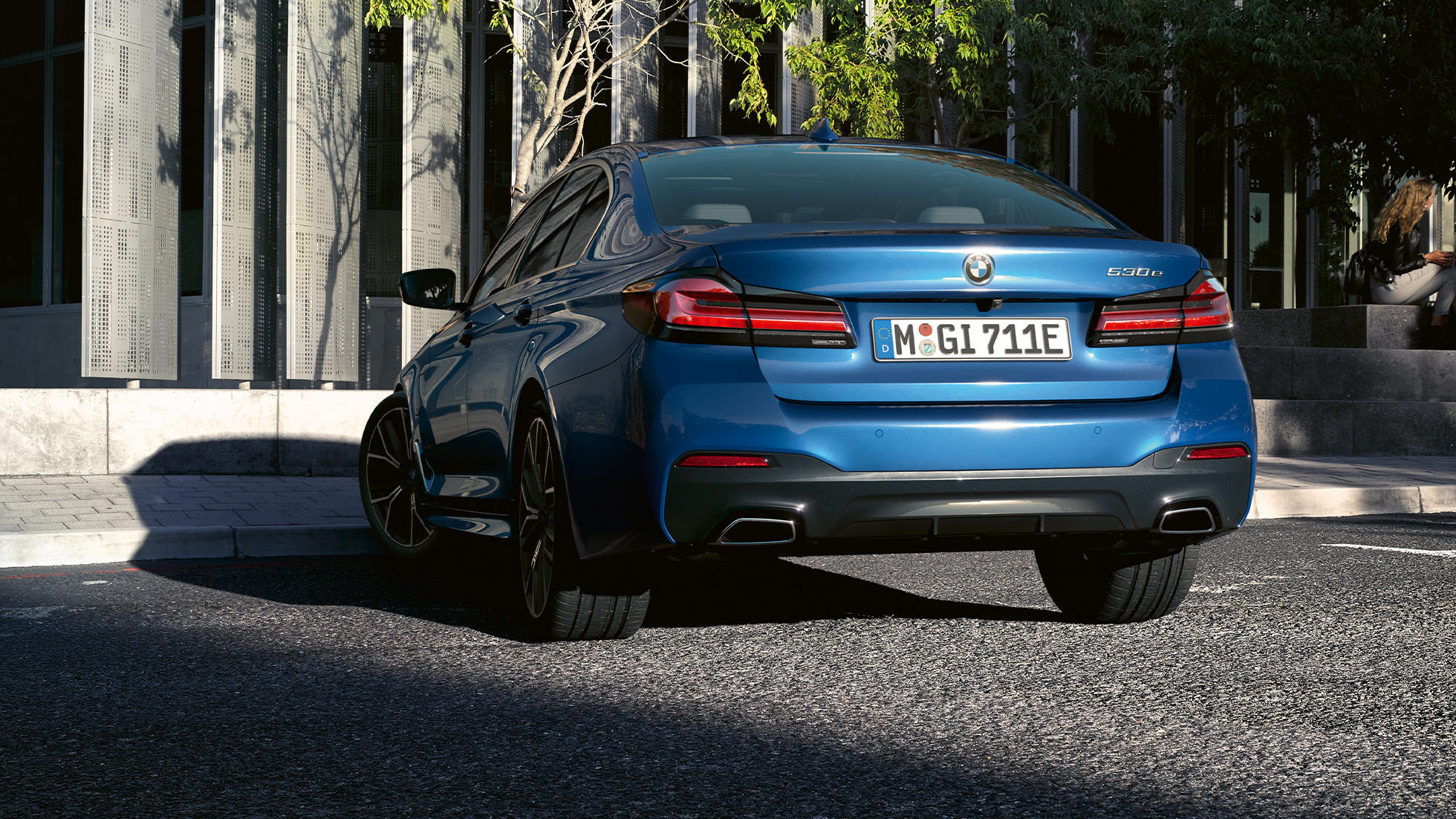 Задний бампер BMW 5 серии G30 Патрубки выхлопной системы свободной формы BMW 5 серии G30 (рестайлинг 2020 года), цвет «Синий Фитоник», вид сзади крупным планом