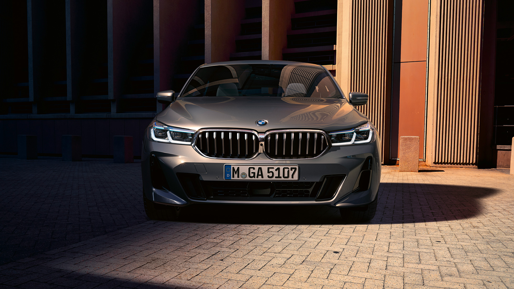 Передняя часть кузова BMW 6 серии GT G32 2020 года Дизайн передней части кузова BMW 6 серии GT 640i xDrive G32 2020 года, цвет «Серый Бернина», вид спереди