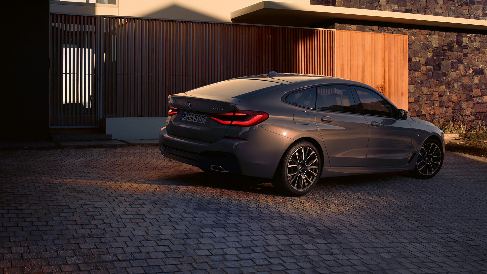 Дизайн задней части кузова BMW 6 серии GT G32 2020 года Дизайн задней части кузова BMW 6 серии GT 640i xDrive G32 2020 года, цвет «Серый Бернина», вид сзади