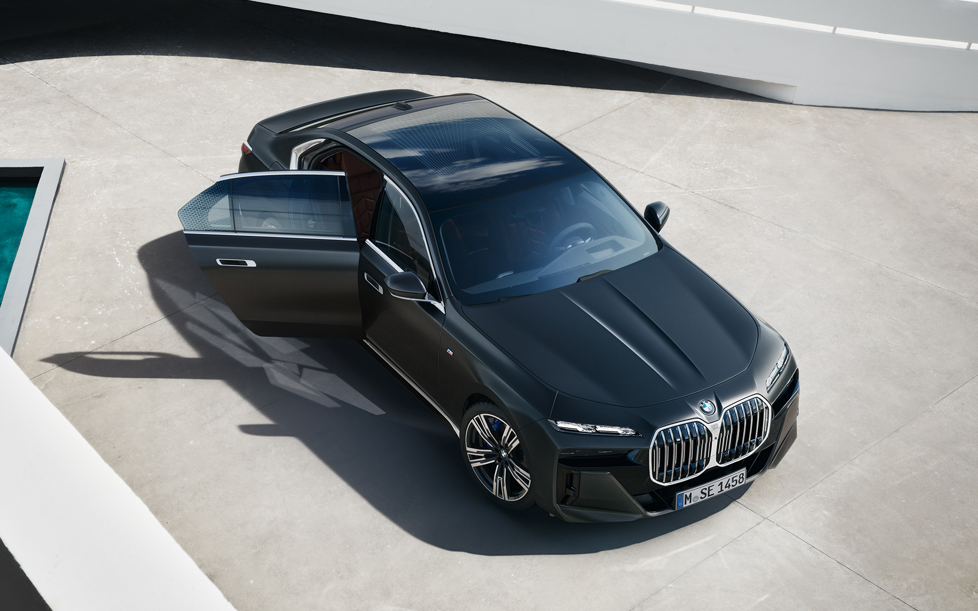 BMW 7 Серии Седан G70 ICE 740i пакет M Sports, окраска кузова серый металлик (Frozen Deep Grey), вид сверху BMW 7 Серии Седан G70 ICE 740i пакет M Sports, окраска кузова серый металлик (Frozen Deep Grey), вид сверху с открытой дверью пассажира