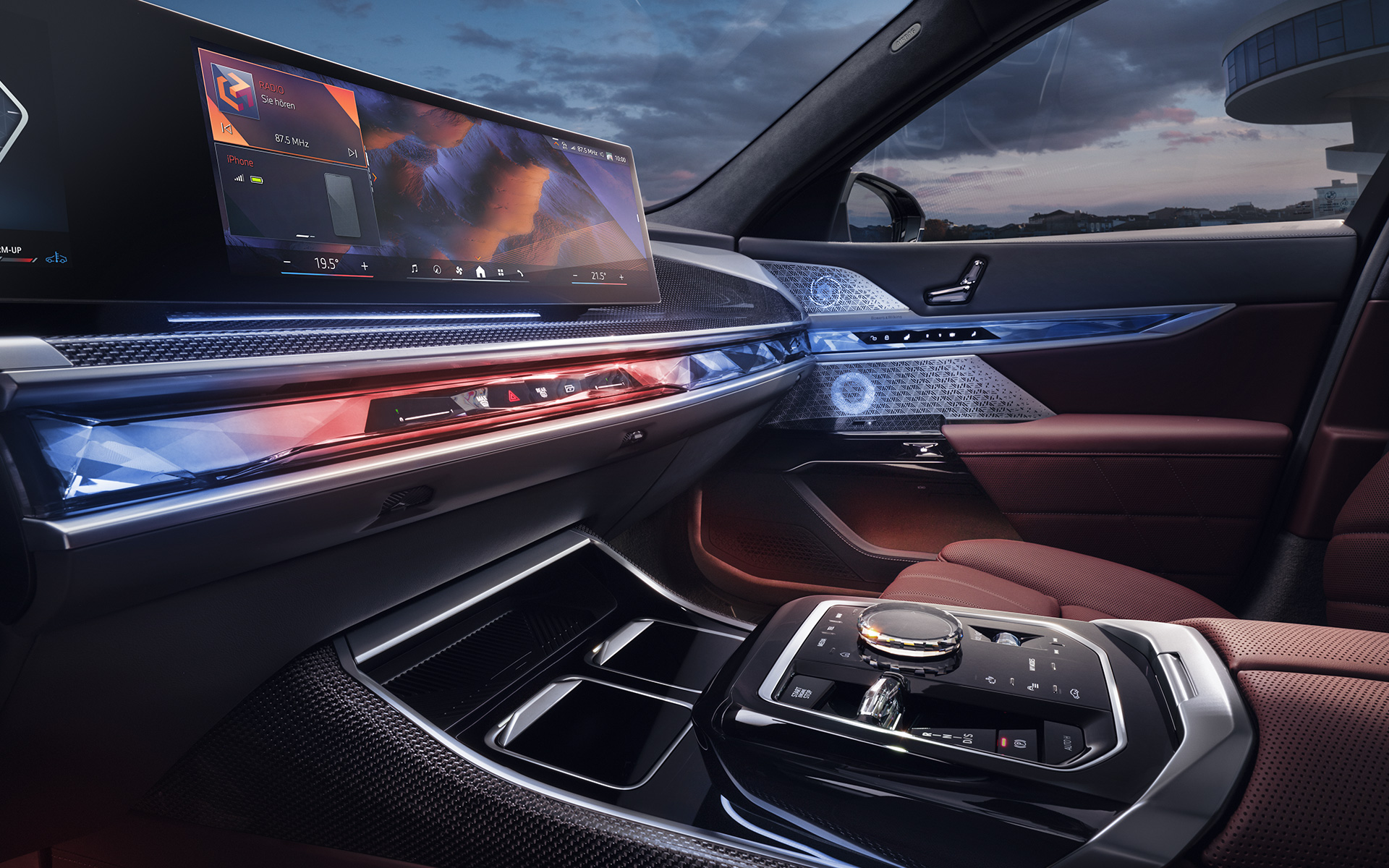 Интерьер BMW 7 Серии Седан G70 ICE 740i пакет M Sports, вид спереди Интерьер BMW 7 Серии Седан G70 ICE 740i пакет M Sports отделка CraftedClarity и изогнутый дисплей BMW