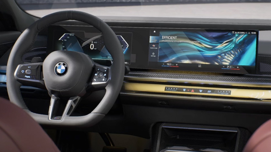 BMW 7 Сериялы Седан G70 ICE 740i M Sports пакеті, төрттен үш бөлігімен артынан көрінісі BMW 7 Сериялы Седан G70 ICE 740i M Sports пакеті, төрттен үш бөлігімен артынан көрінісі, қозғалыста
