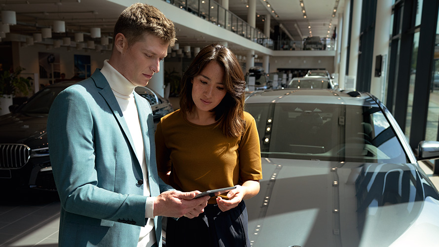 BMW қызметкері клиентке кеңес береді