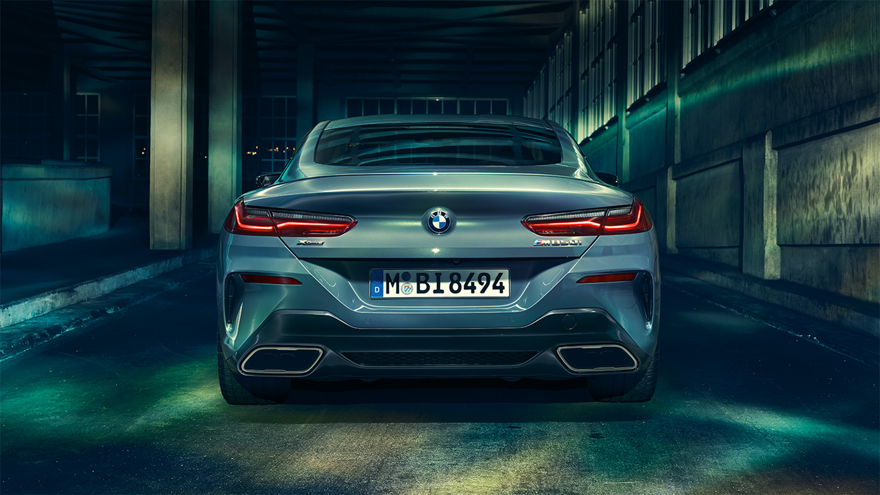BMW 8 серии Coupe, вид сзади BMW 8 серии Coupe в ночном городе. вид сзади.
