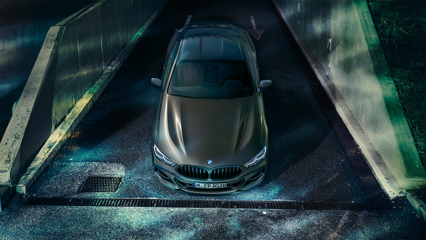 BMW 8 серии Coupe с оснащением BMW Individual в ночном городе, вид спереди. BMW 8 серии Coupe с оснащением BMW Individual в ночном городе, вид спереди.