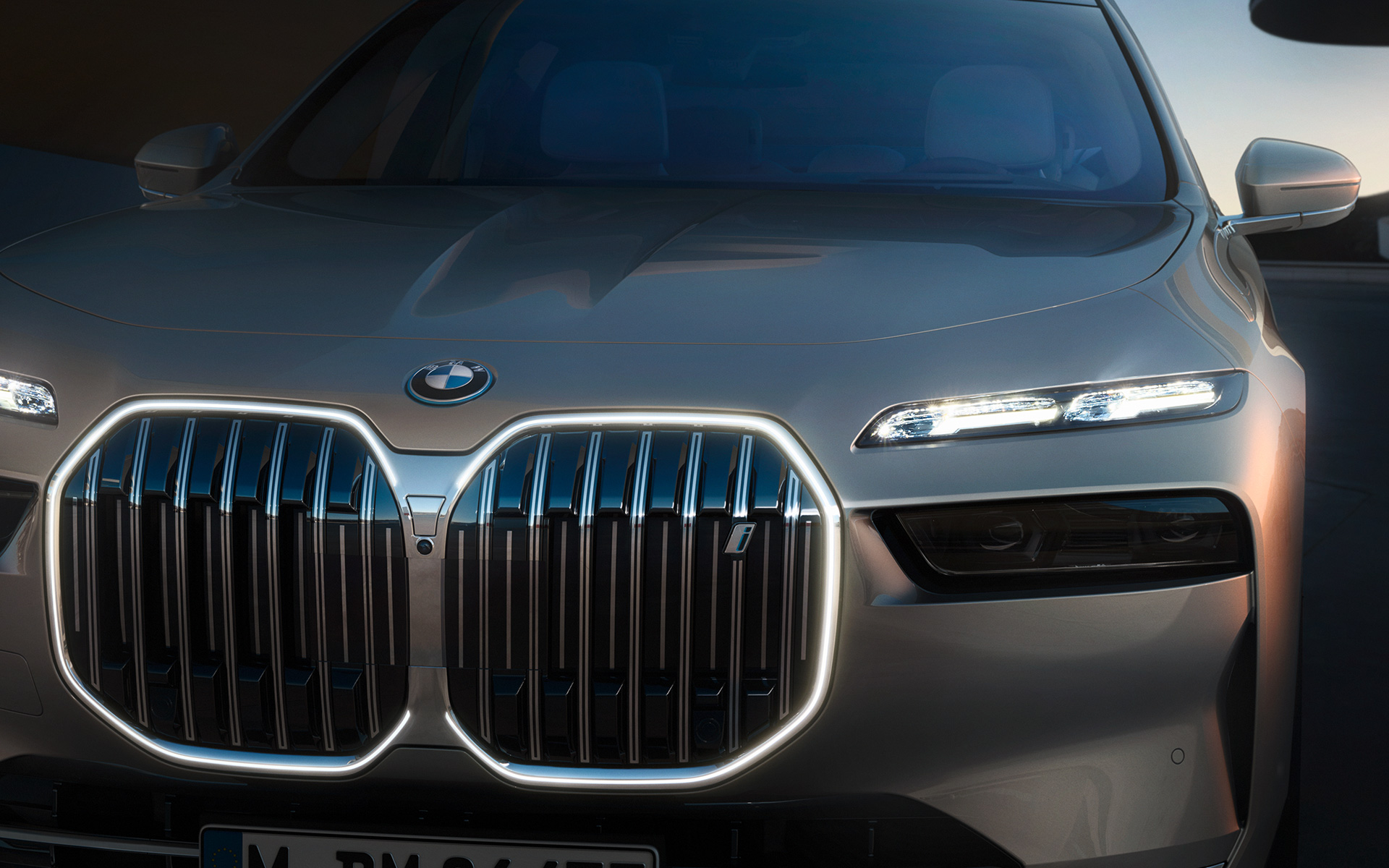 BMW i7 G70, внешний вид, решетка радиатора BMW Iconic Glow BMW i7 G70, внешний вид, решетка радиатора BMW Iconic Glow, свет включен