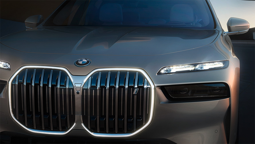 BMW i7 G70, сыртқы келбеті, BMW Iconic Glow радиатор торы, жарығы қосылған