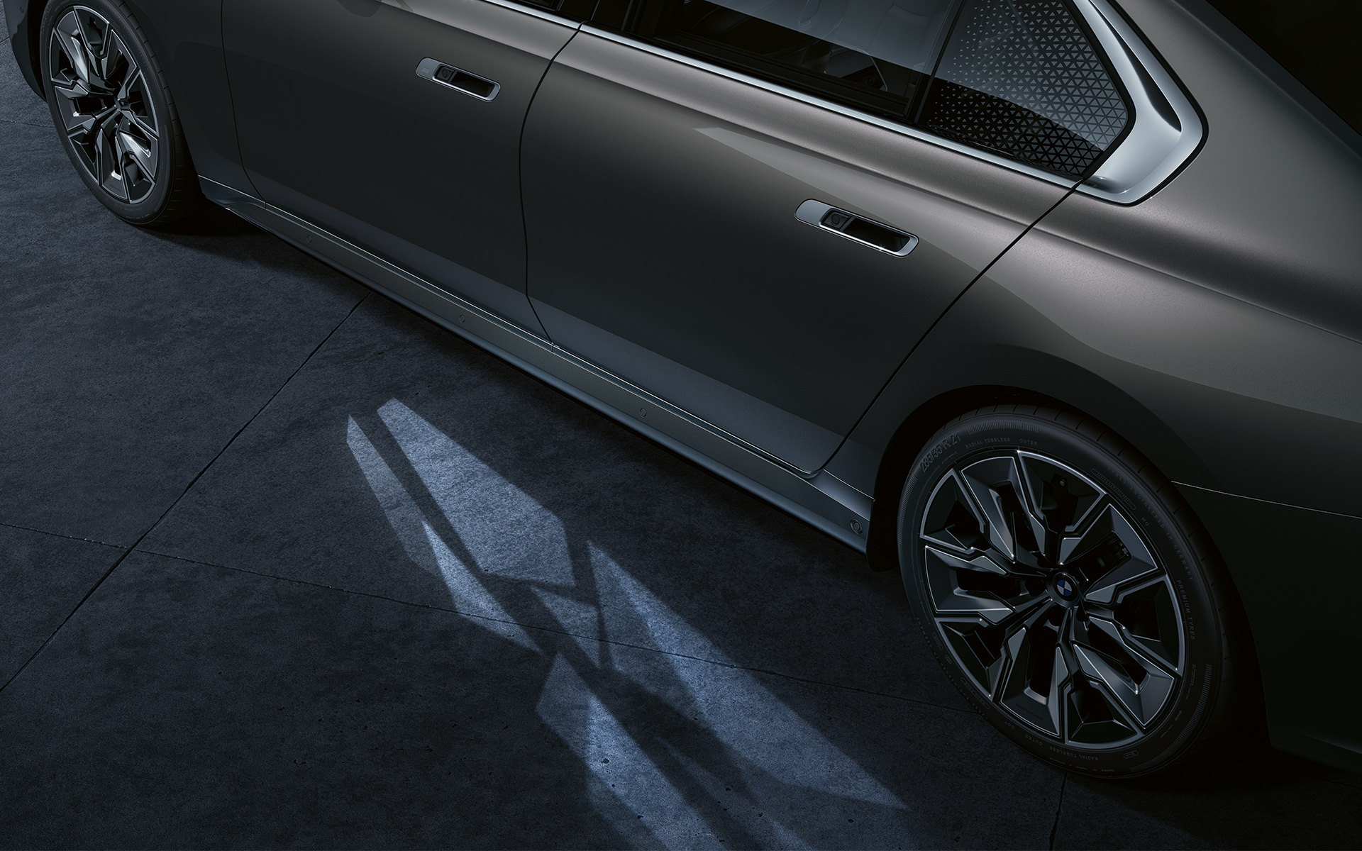 BMW i7 G70, внешний вид, приветствие световой дорожкой BMW i7 G70, внешний вид, приветствие световой дорожкой