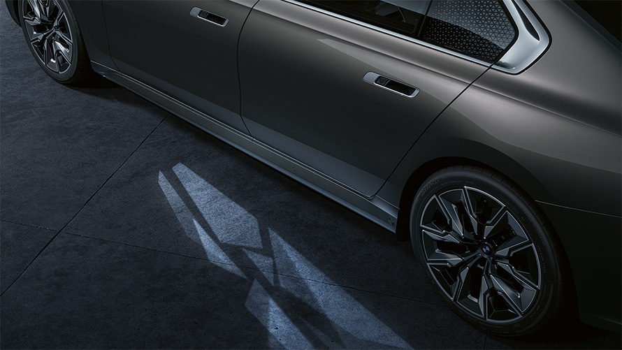 BMW i7 G70, сырт келбеті, жарық жолағымен амандасу