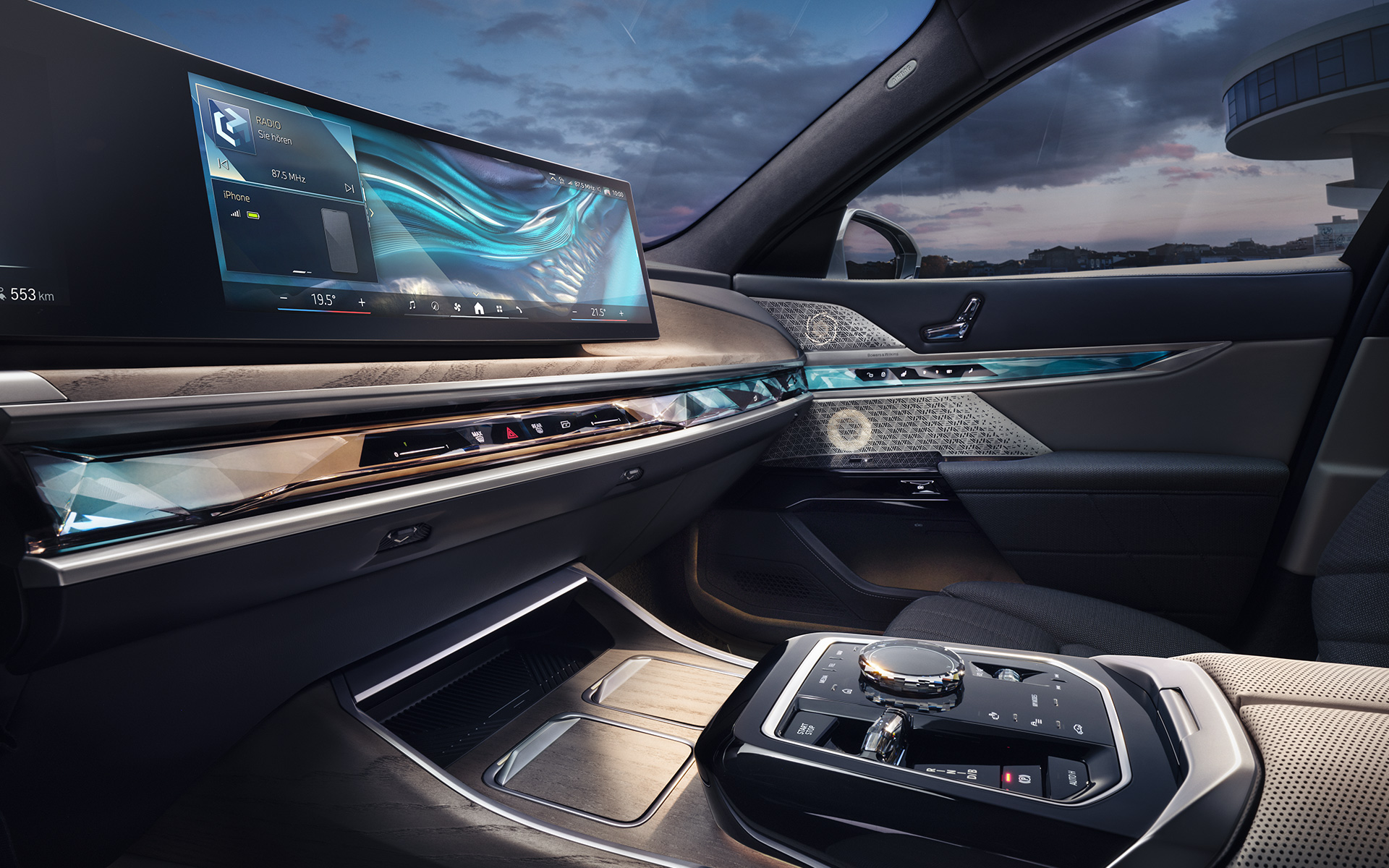 Передняя панель и панель Interaction Bar, BMW i7 G70, салон Передняя панель и панель Interaction Bar, подсвечиваемая сенсорная панель управления, BMW i7 G70, салон