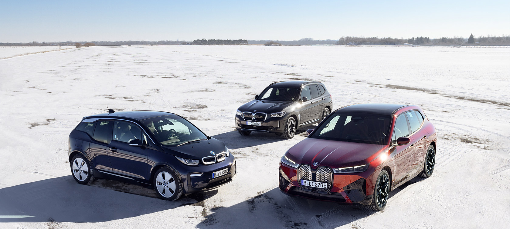 BMW электромобили, вид сбоку с поворотом в три четверти, на песке с высоты птичьего полета BMW i Серии BMW электромобили, вид сбоку с поворотом в три четверти, на песке с высоты птичьего полета