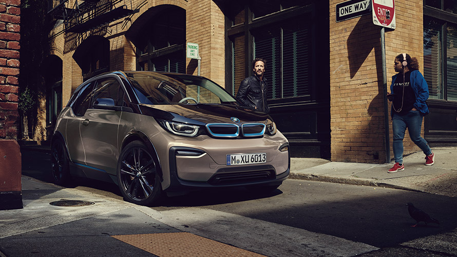 BMW i3 i01 первого поколения, вид спереди с поворотом в три четверти BMW i Серии BMW i3 i01 первого поколения, вид спереди с поворотом в три четверти