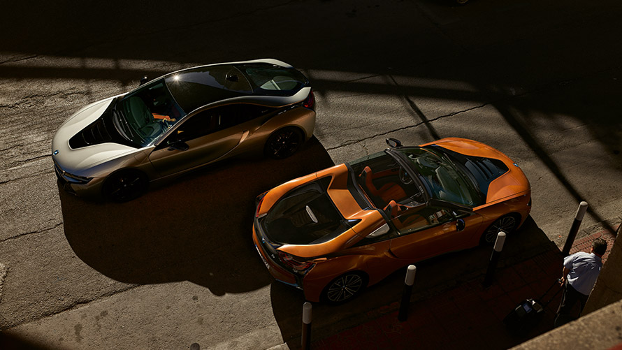BMW i8 i12 i15 первое поколение, вид сбоку с поворотом в три четверти, на улице BMW i Серии BMW i8 I12 I15 первое поколение, вид сбоку с поворотом в три четверти, на улице