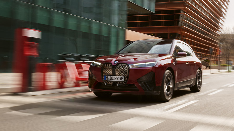 BMW iX i20 первое поколение, вид спереди с поворотом в три четверти, в движении BMW i Серии BMW iX i20 первое поколение, вид спереди с поворотом в три четверти, в движении