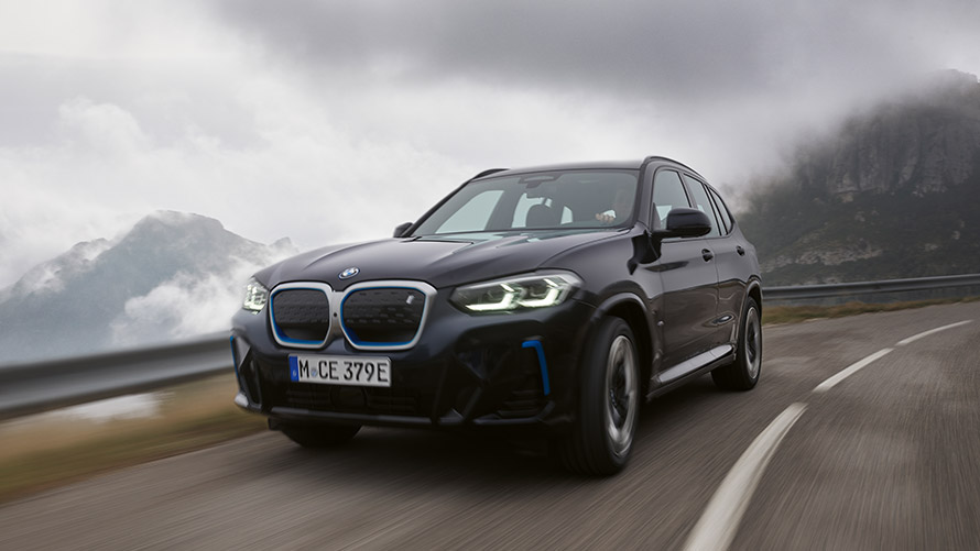 BMW iX3 G08 первое поколение, вид спереди с поворотом в три четверти, в движении BMW i Серии BMW iX3 G08 первое поколение, вид спереди с поворотом в три четверти, в движении