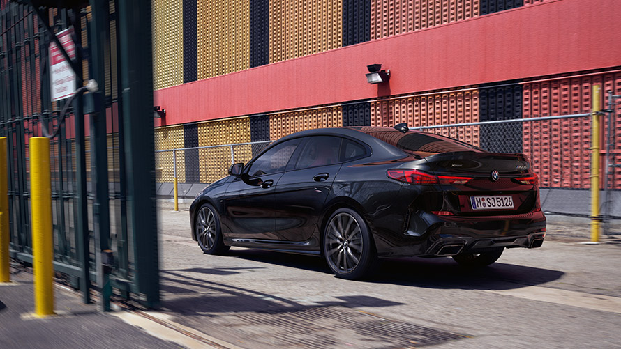 BMW M235i xDrive Gran Coupe F44: технические данные BMW M235i xDrive Gran Coupe F44 "Черный Сапфир металлик", вид сзади в три четверти в движении