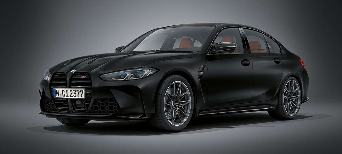 BMW M3 G80 2020 "BMW Individual Морозный Черный металлик" BMW M3 G80 2020 "BMW Individual Морозный Черный металлик", вид спереди в три четверти в статике