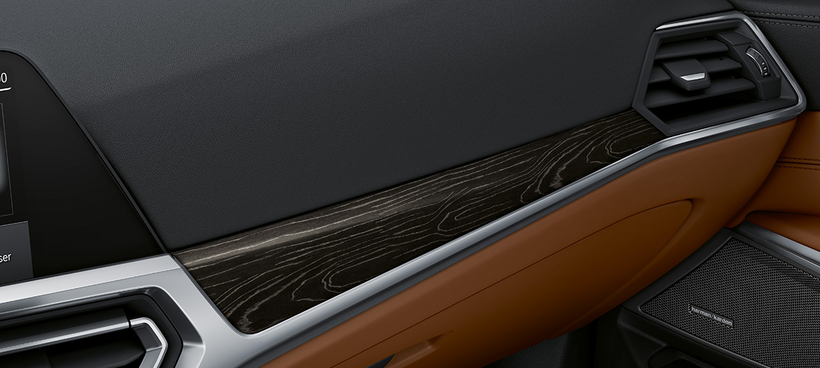 Салон BMW M4 Coupe G82 2020, декоративные планки BMW Individual из дерева Fineline Салон BMW M4 Coupe G82 2020, декоративные планки BMW Individual из дерева Fineline черного цвета с серебристым отливом и выраженной текстурой