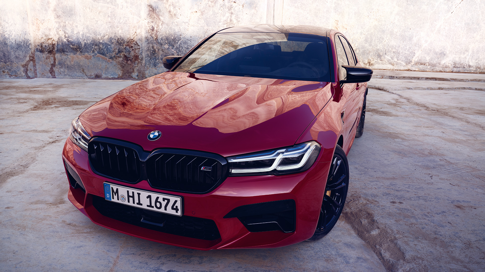 Дизайн M BMW M5 Competition F90 LCI Facelift 2020, вид спереди в три четверти Дизайн M BMW M5 Competition F90 LCI Facelift 2020, BMW Individual "Красный Имола", вид спереди в три четверти