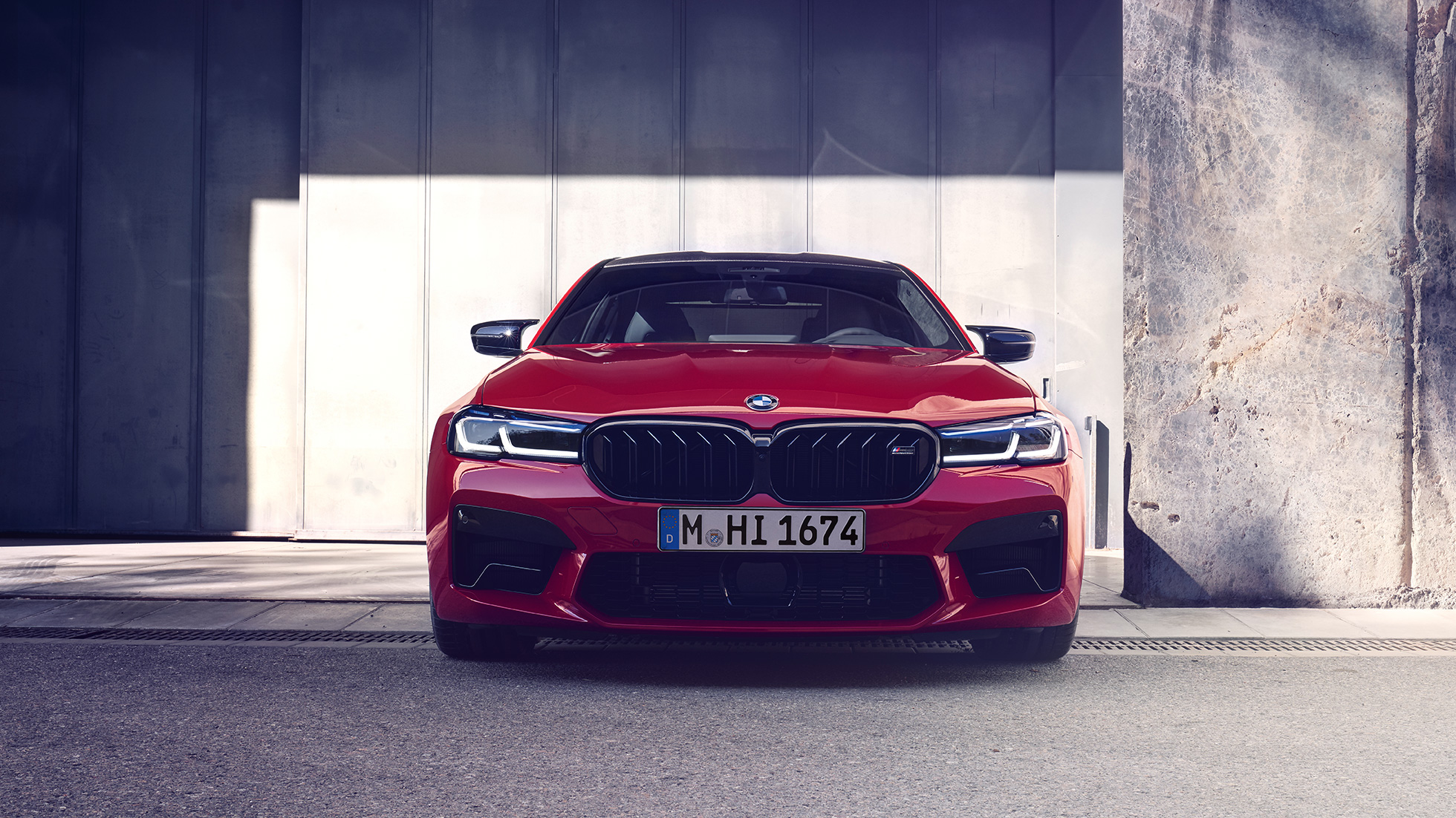 Передняя часть с новой решеткой радиатора, BMW M5 Competition F90 LCI Facelift 2020 Передняя часть с новой решеткой радиатора, BMW M5 Competition F90 LCI Facelift 2020, BMW Individual "Красный Имола", вид спереди