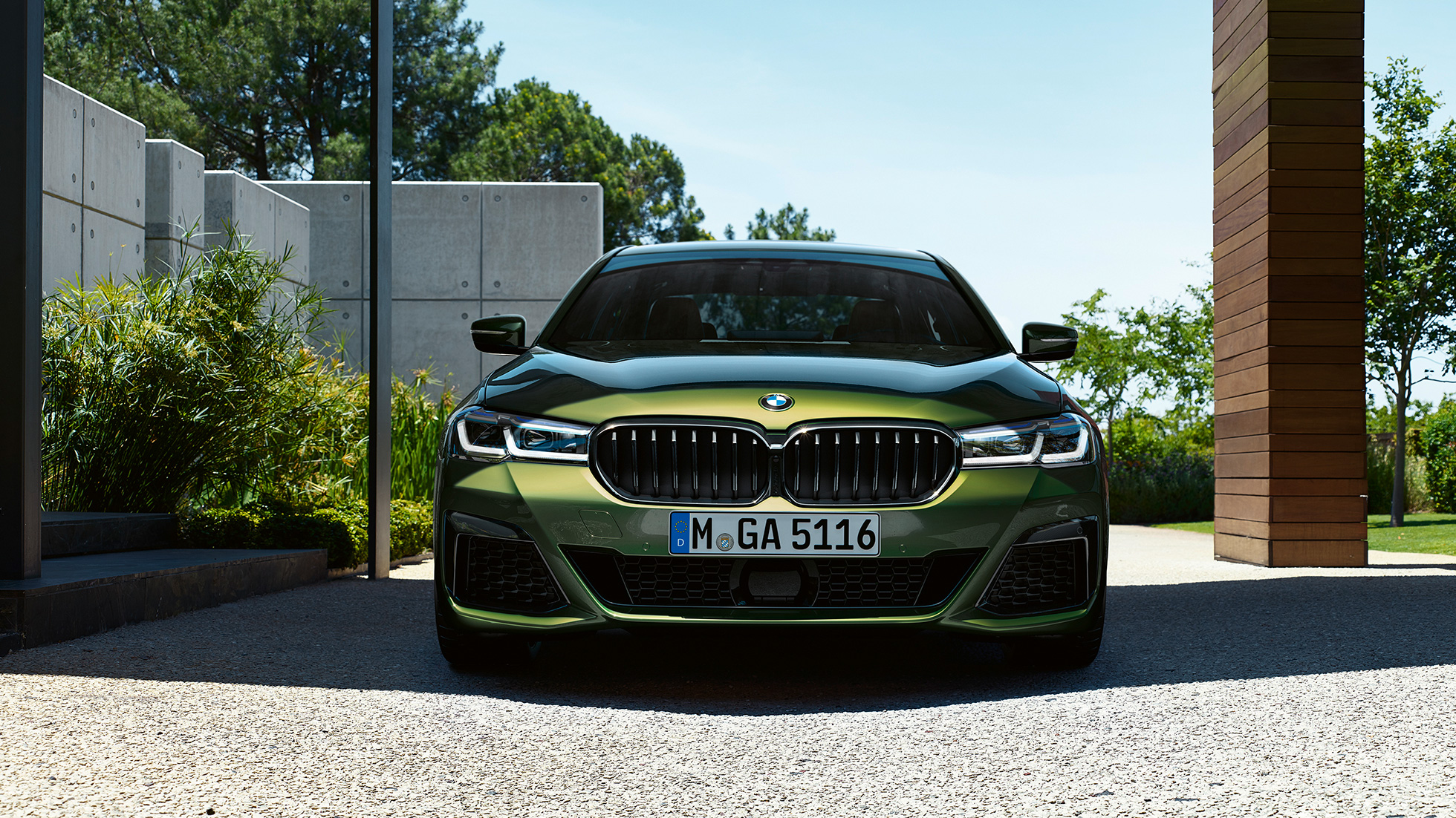 Передняя часть с новой решеткой радиатора, BMW M550i xDrive G30 LCI Facelift 2020 передняя часть с новой решеткой радиатора, BMW M550i xDrive G30 LCI Facelift 2020, BMW Individual "Зеленый Эрмес металлик", вид спереди