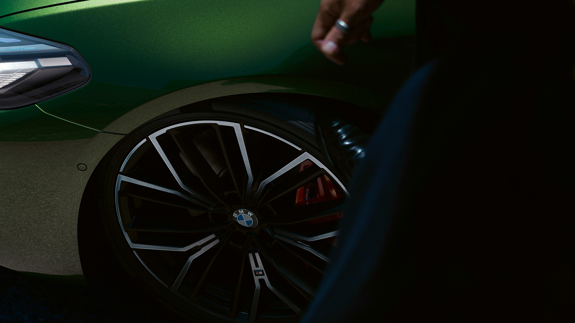 20" легкосплавные диски M с тормозами M Sport красного цвета BMW M550i xDrive Sedan G30 LCI Facelift 2020 20" легкосплавные диски M с тормозами M Sport красного цвета BMW M550i xDrive Sedan G30 LCI Facelift 2020