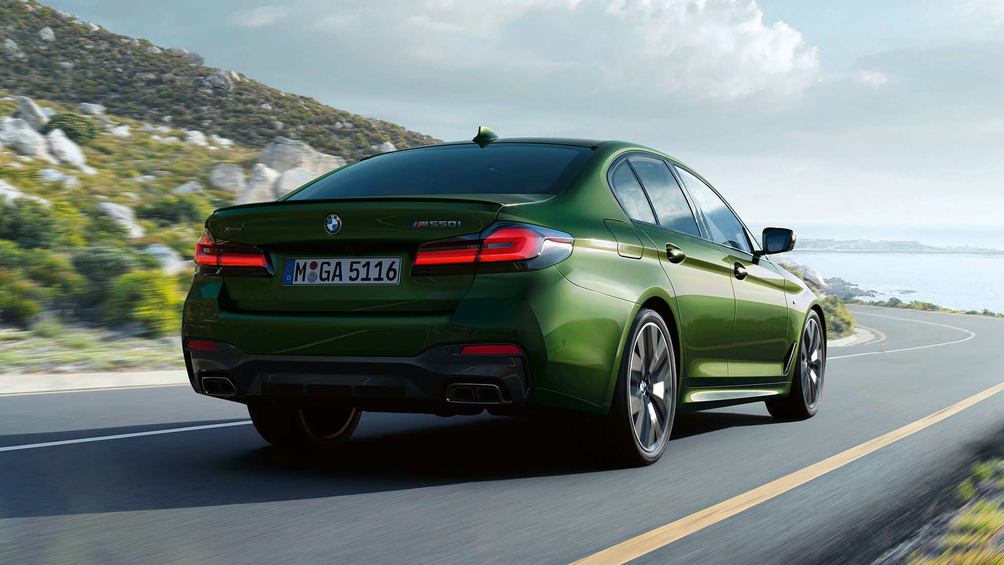 BMW M550i xDrive G30 LCI Facelift 2020, вид сзади BMW M550i xDrive G30 LCI Facelift 2020, BMW Individual "Зеленый Эрмес металлик", на автомагистрали, вид сзади