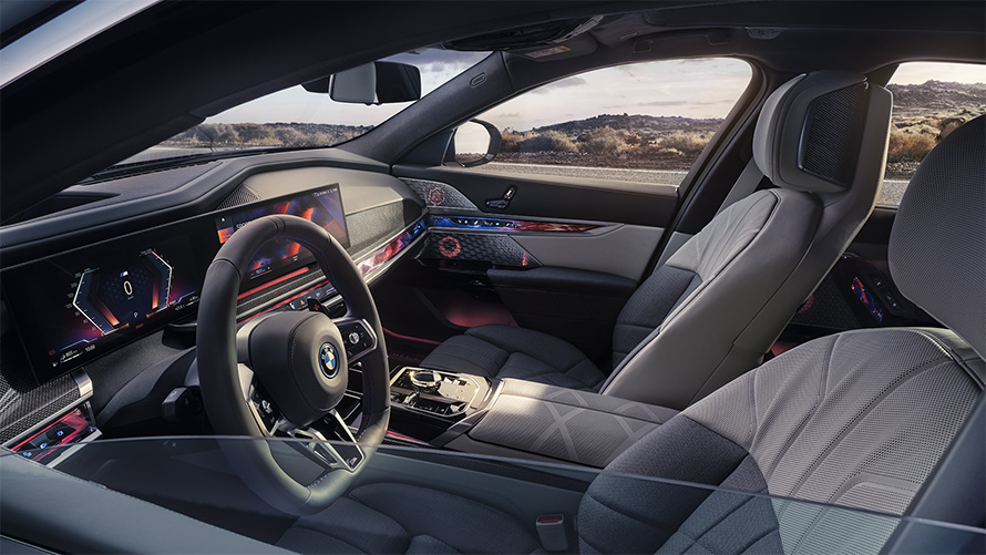 Режим My Mode Sport на BMW M760e xDrive G70, вид на интерьер снаружи через полуоткрытое окно