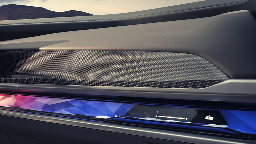 Декоративные планки Carbon Fibre M на BMW M760e xDrive G70 крупным планом