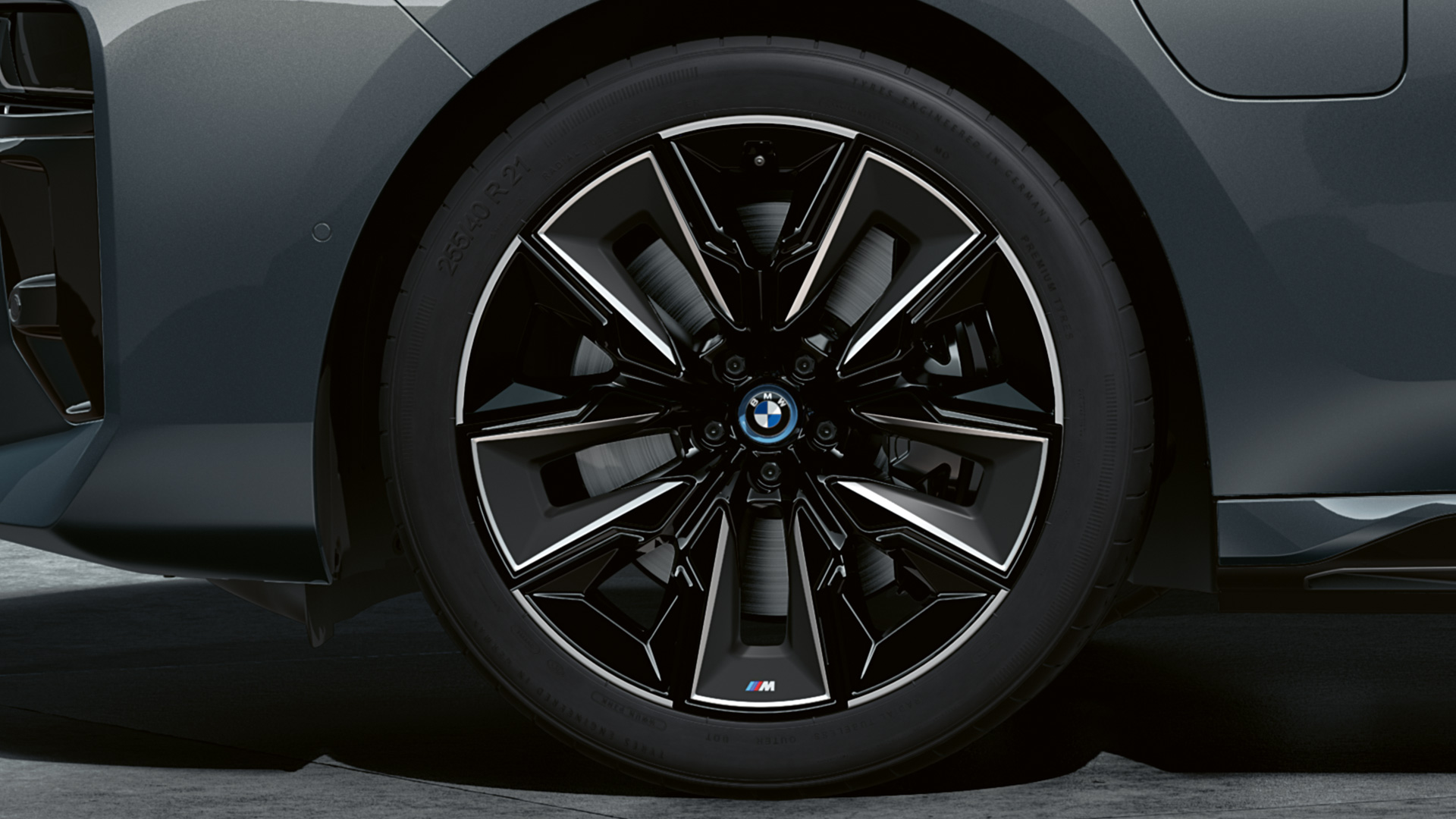 21-дюймовые легкосплавные колесные диски M Aerodynamic 909 M Multicolour на BMW M760e xDrive G70 21-дюймовые легкосплавные колесные диски M Aerodynamic 909 M Multicolour на BMW M760e xDrive G70 с пакетом M Performance, двухцветная окраска кузова BMW Individual (черный металлик Black Sapphire и серый металлик Dravite Grey)