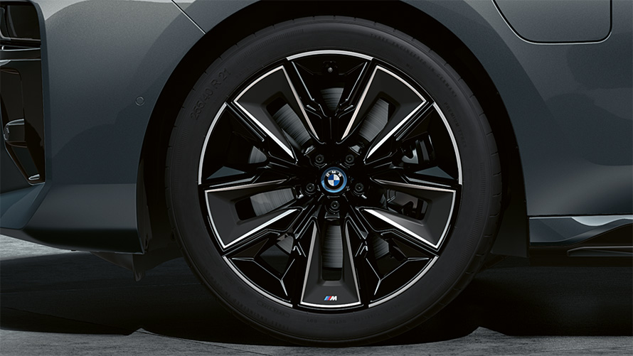 21-дюймовые легкосплавные колесные диски M Aerodynamic 909 M Multicolour на BMW M760e xDrive G70 с пакетом M Performance, двухцветная окраска кузова BMW Individual (черный металлик Black Sapphire и серый металлик Dravite Grey)